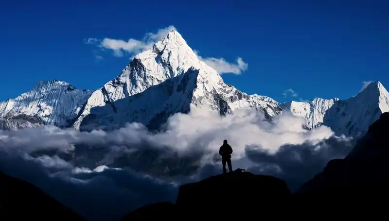 Everest Dağı'nda Büyüleyici Bir İlk: Tırmanış Deneyimi Değişiyor