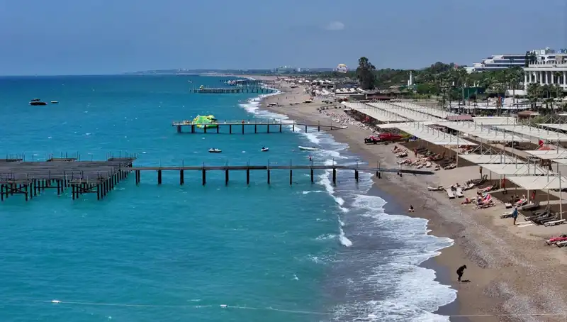 Antalya Sahillerinde Güneşli Hava: Tatilcilerin Gözde Noktası
