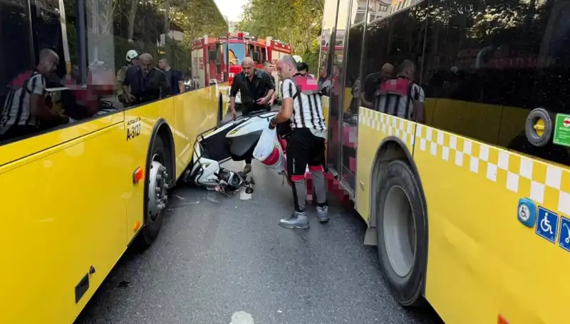 İstanbul'da Motosiklet İETT Otobüslerinin Arasında Nasıl Sıkıştı?