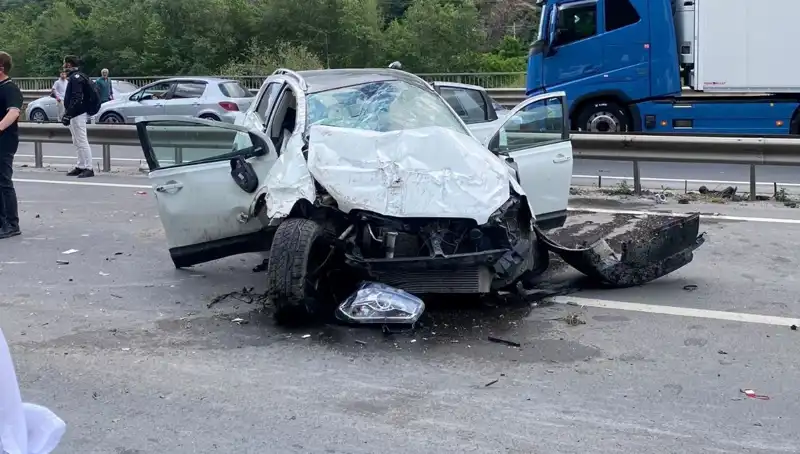 Betona Çarpıp Bariyerlere Siyanet Eden Araçta Üç Yaralı