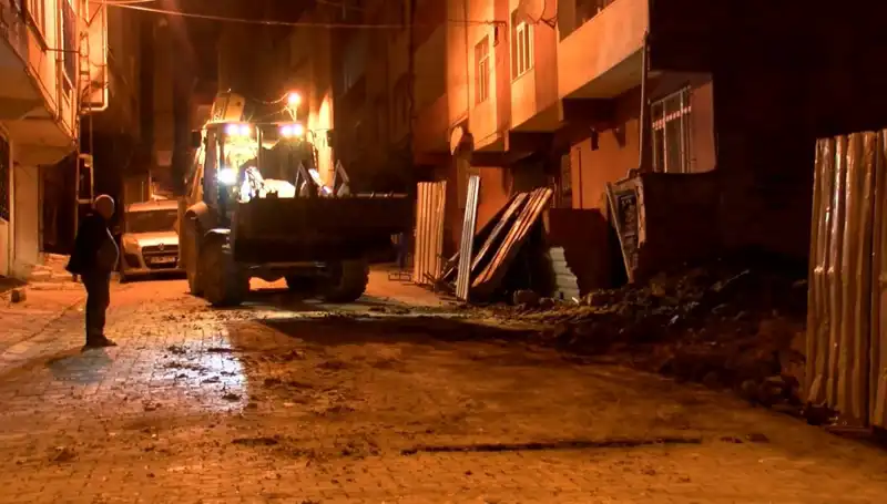 Bağcılar’da Yana Yana Eğilen Bina Tahliye Edildi: Riskler ve Olası Nedenler