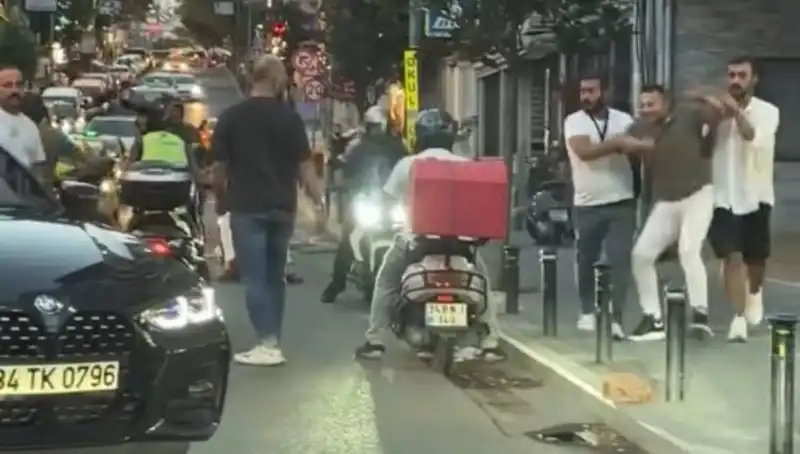 Nişantaşı'nda Yol Verme Tartışması: Kadına Sopa ile Saldırı Şok Yarattı