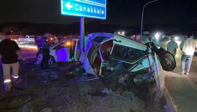 Çanakkale'de Otomobil Kazası: İki Araç Çarpıştı, Yaralılar Var!