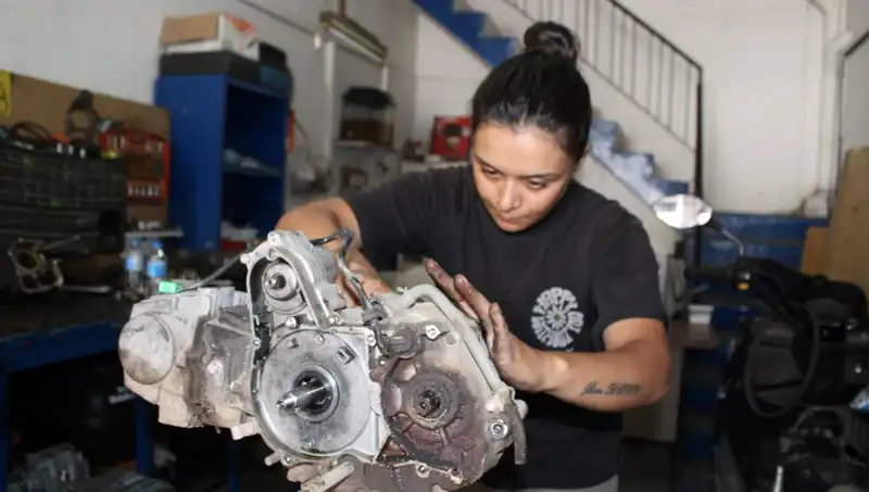 33 Yaşındaki Kadın İçin Geleneksel Meslekler Yeniden Canlandı: Motor Ustalığı