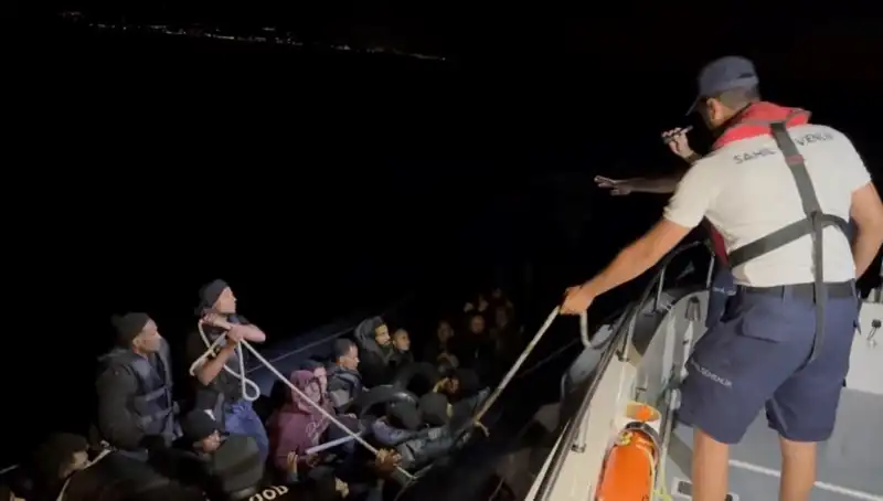 Çeşme'de Fırtına Ortasında Sürüklenen 42 Kaçak Göçmen Kurtarıldı