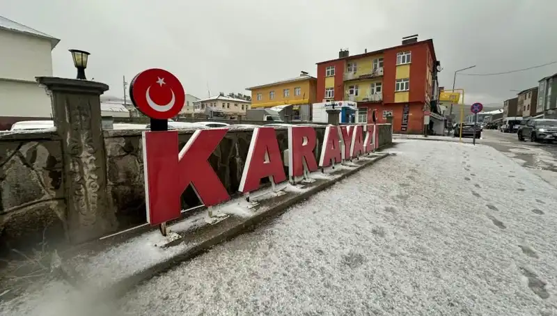 Temmuzda Yaşanan Kar Fırtınası Sürücüleri Şaşırttı: Beyaz Kış Manzaraları