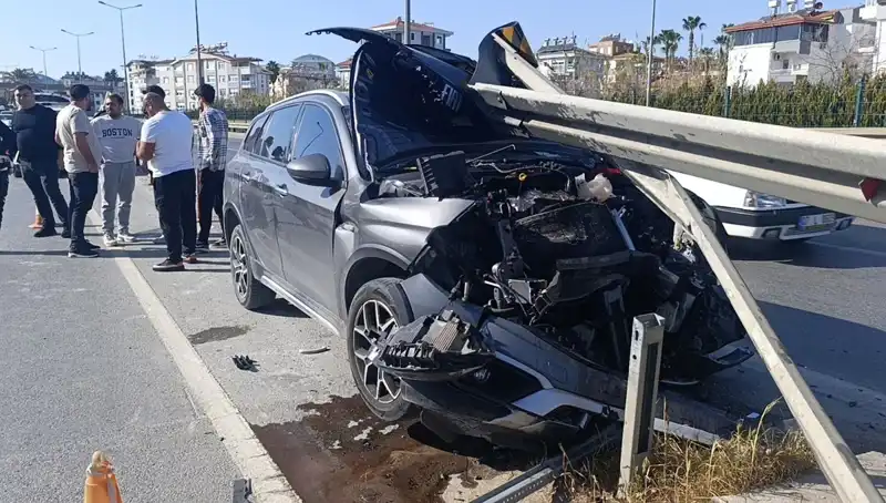 Kaza Yapmamak İçin Bariyerlere Çarpan Sürücüyle İlgili Şok Edici Detaylar!